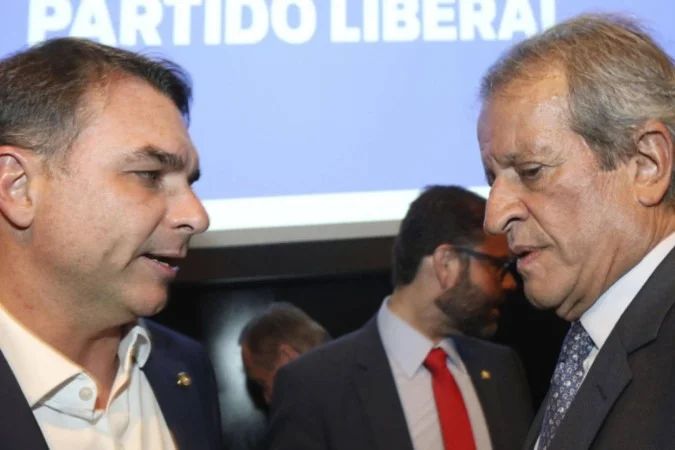 Flávio Bolsonaro em entrevista nas redes sociais