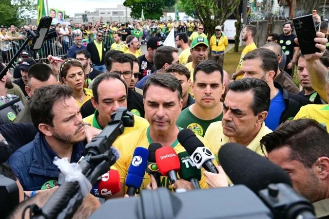 Flávio Bolsonaro concede entrevista