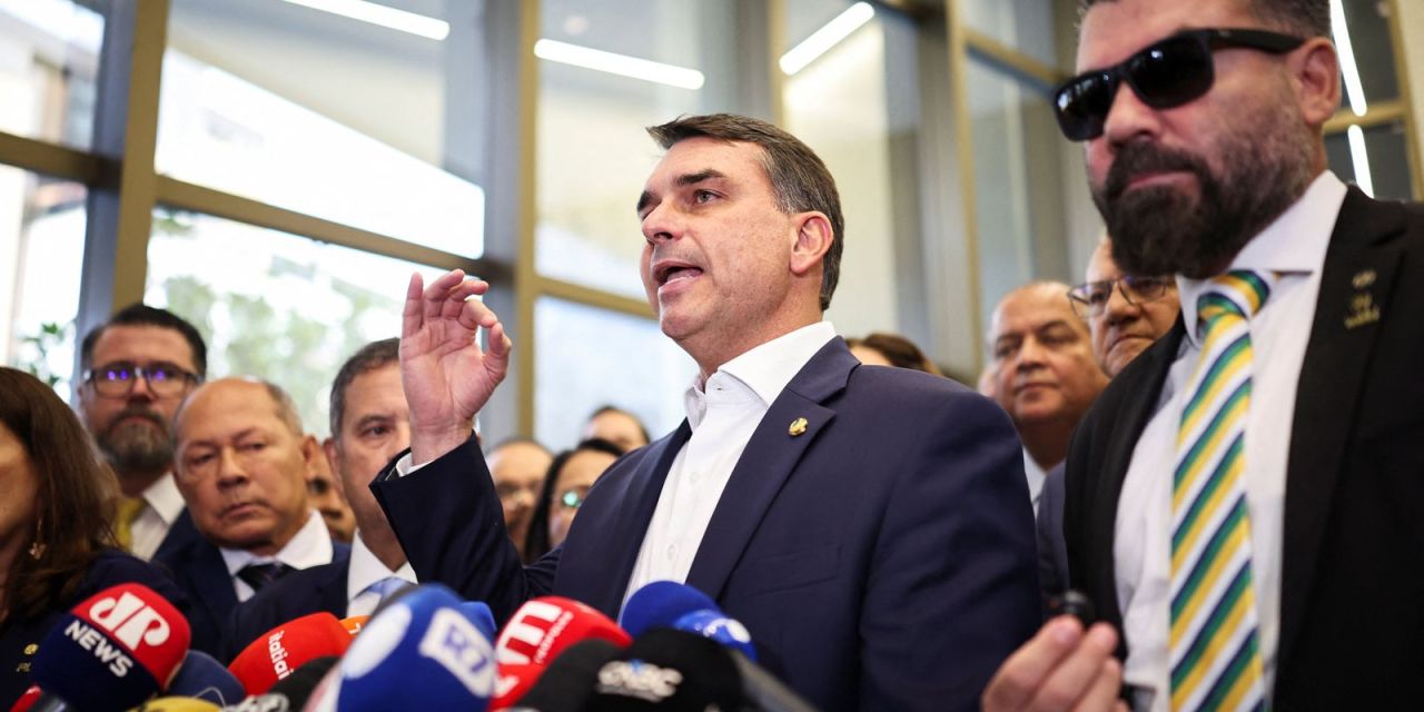 Flávio Bolsonaro em entrevista
