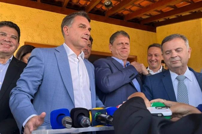 Flávio Bolsonaro ao lado de Tarcísio de Freitas durante coletiva