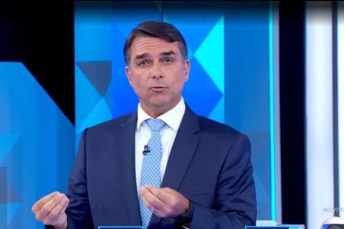 Flávio Bolsonaro e Luiz Inácio Lula da Silva em debate na TV Globo