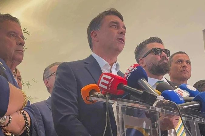 Senador Flávio Bolsonaro em coletiva em Brasília