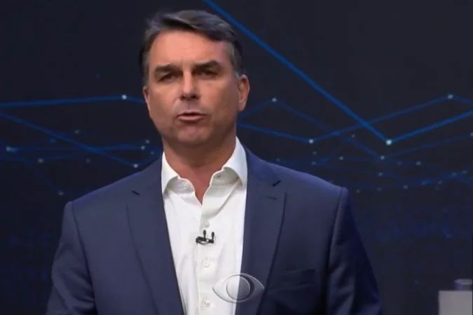 Flávio Bolsonaro durante debate na TV Band