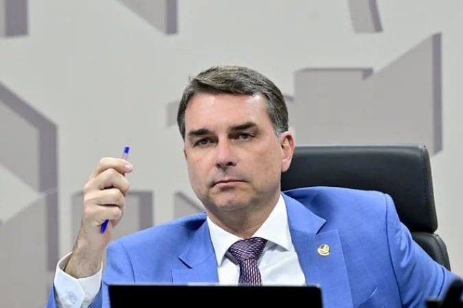 Flávio Bolsonaro em entrevista no Senado