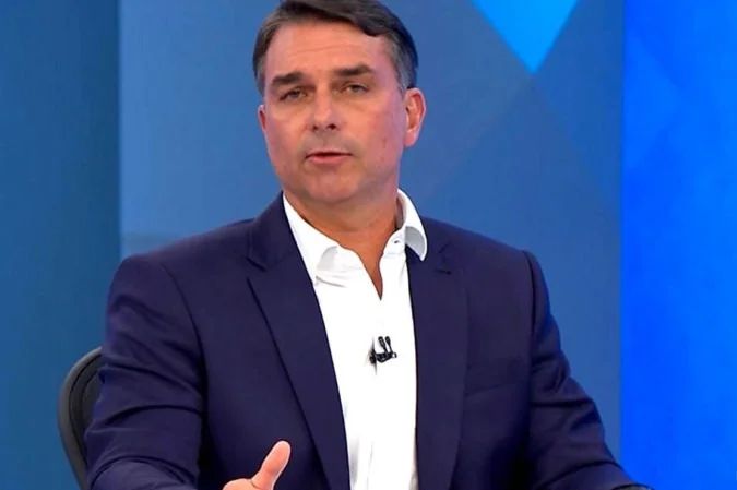 Flávio Bolsonaro participando de sabatina na TV Globo
