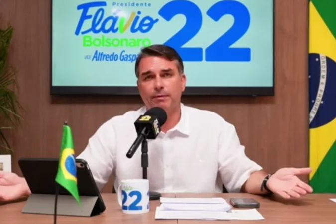 Flávio Bolsonaro em transmissão ao vivo