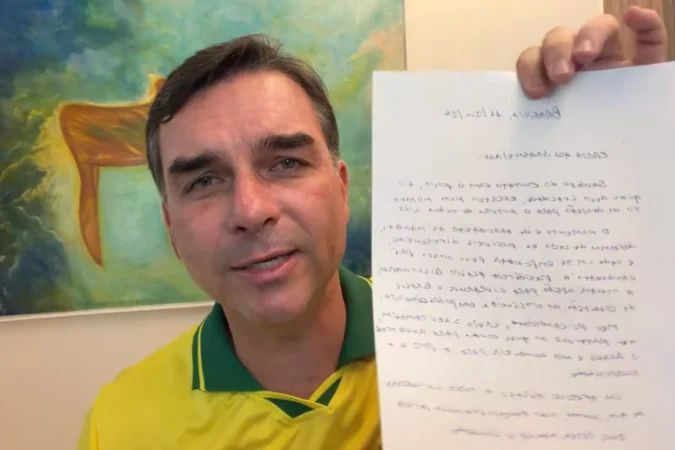 Flávio Bolsonaro lendo carta atribuída a Jair Bolsonaro durante transmissão