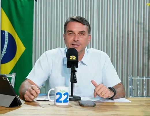 Flávio Bolsonaro durante live comentando pesquisa