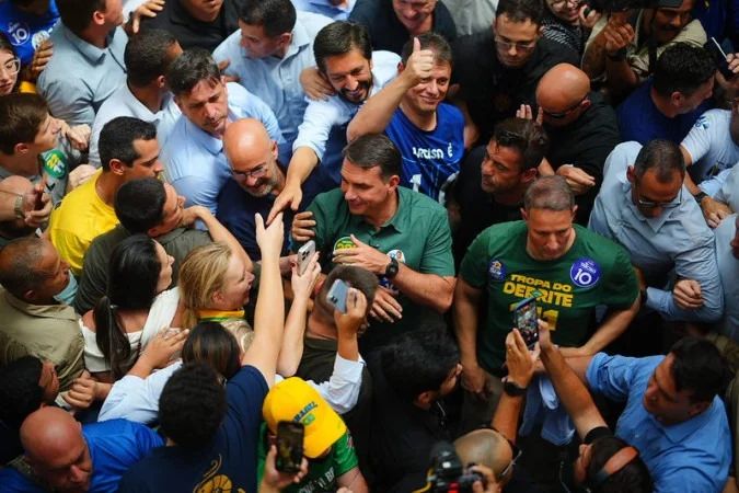 Flávio Bolsonaro após votar no Rio
