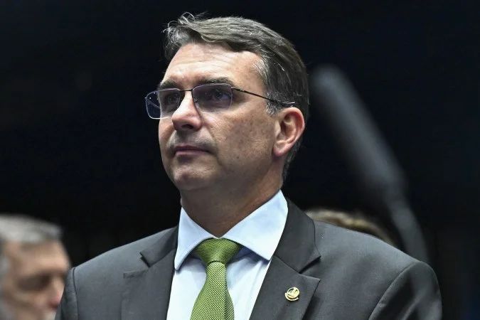 Flávio Bolsonaro em transmissão ao vivo durante partida de futebol
