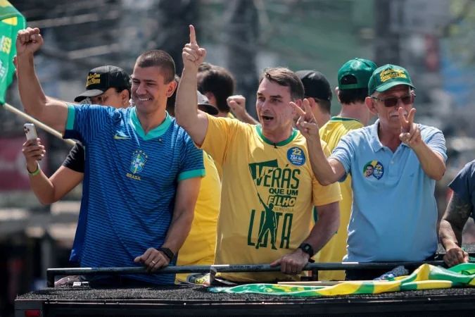 Flávio Bolsonaro em motocarreata em São Gonçalo