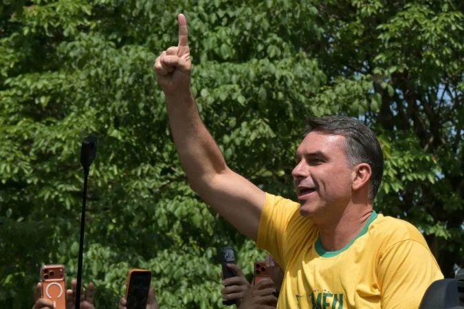 Flávio Bolsonaro durante transmissão ao vivo