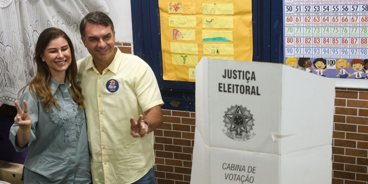 Flávio Bolsonaro deixando seção de votação em Vila Isabel