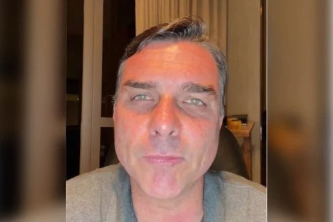 Flávio Bolsonaro durante transmissão ao vivo em rede social