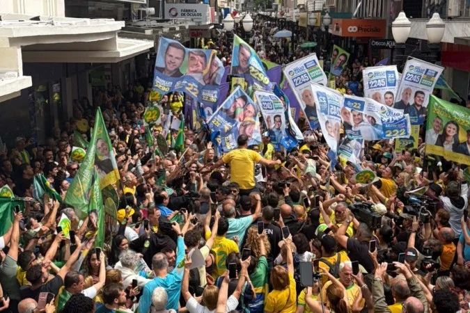 Flávio Bolsonaro em palco discursando em Juiz de Fora