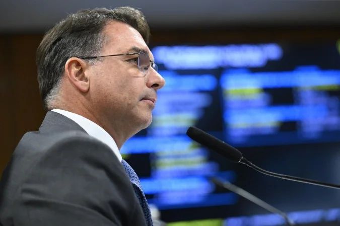 Flávio Bolsonaro em transmissão ao vivo