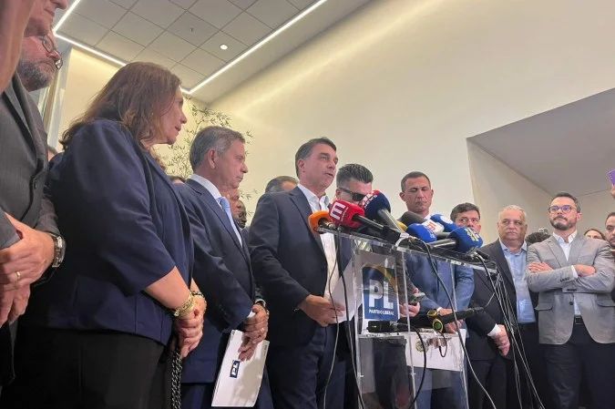 Flávio Bolsonaro em coletiva em Brasília