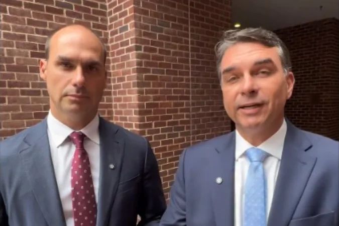 Flávio e Eduardo Bolsonaro durante audiência em Washington