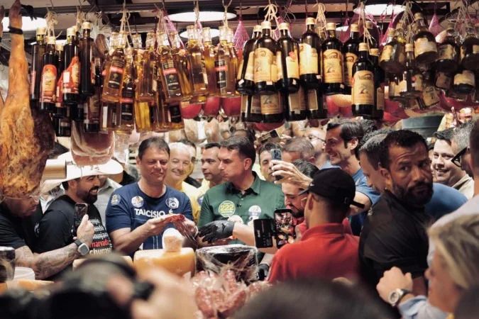 Flávio Bolsonaro e Tarcísio de Freitas erguem imagem de Nossa Senhora Aparecida durante caminhada
