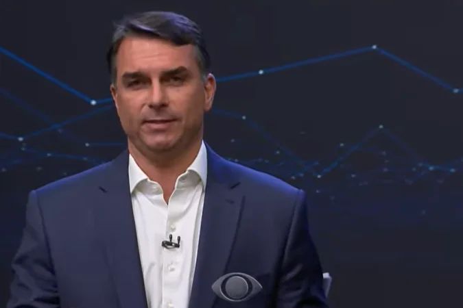 Flávio Bolsonaro durante debate na Band
