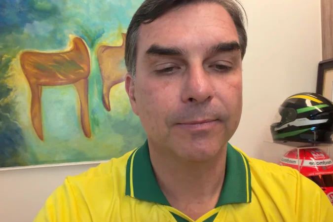 Flávio Bolsonaro lendo carta durante transmissão ao vivo