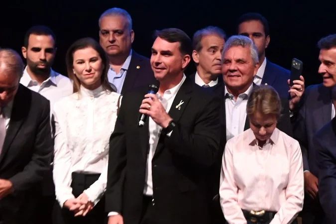 Flávio Bolsonaro em evento do PL