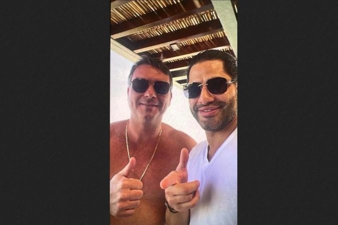 Flávio Bolsonaro ao lado de Luiz Phillipi 'Sicário' em fotografia de 2022