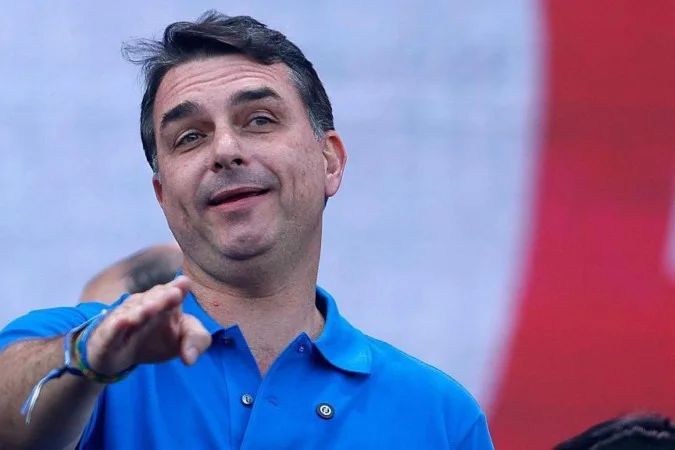 Flávio Bolsonaro gravando vídeo para redes sociais