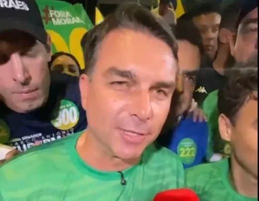 Flávio Bolsonaro em ato de campanha em Montes Claros