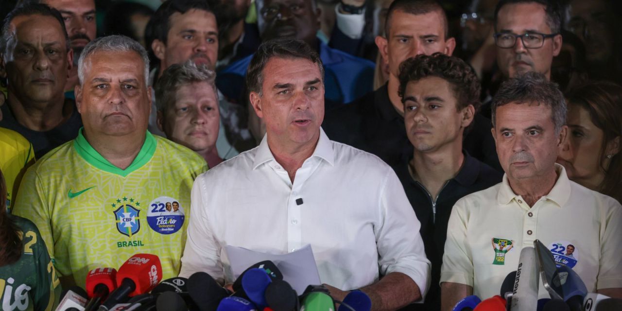 Flávio Bolsonaro em frente ao QG de campanha em Brasília