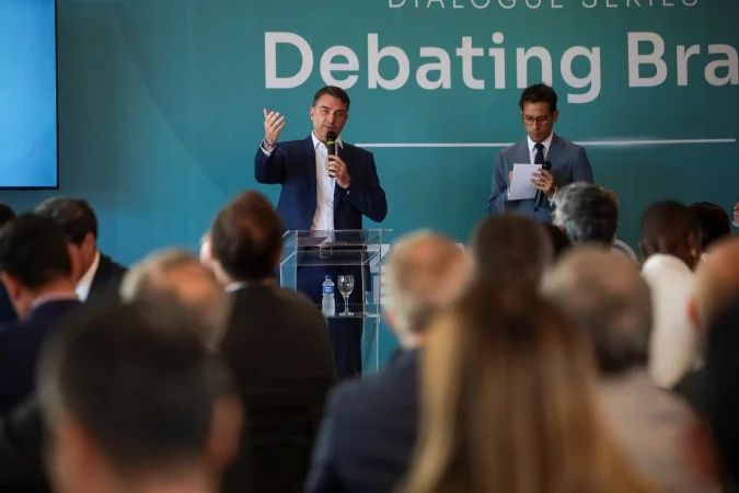 Flávio Bolsonaro discursando em evento com diplomatas em Brasília