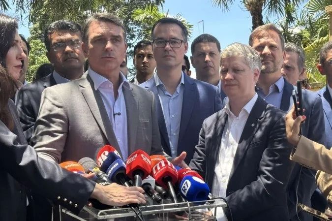 Flávio Bolsonaro em entrevista em Brasília