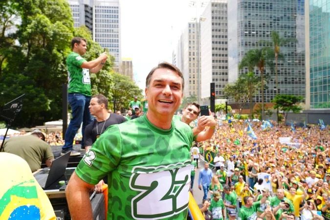 Flávio Bolsonaro discursando na Avenida Paulista durante ato de campanha