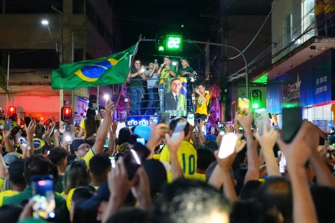 Flávio Bolsonaro discursando em trio elétrico em Capelinha