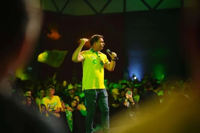 Flávio Bolsonaro em palanque durante ato de campanha