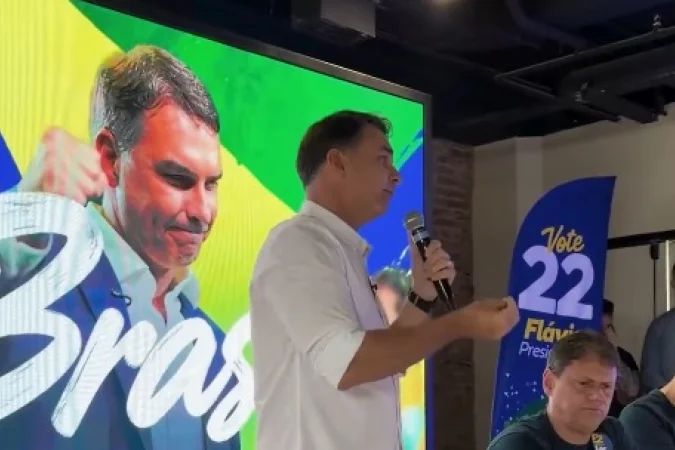 Flávio Bolsonaro discursa em evento com prefeitos