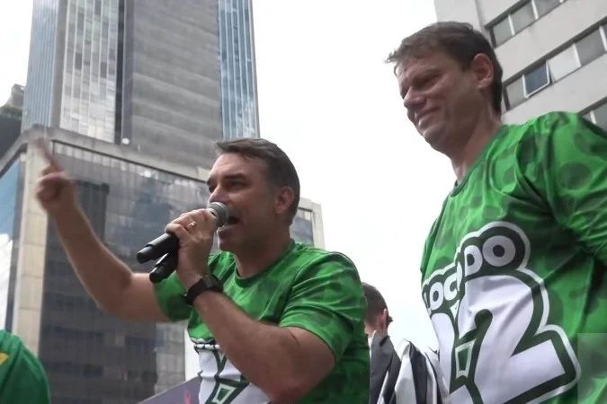 Flávio Bolsonaro fala em trio elétrico na Avenida Paulista