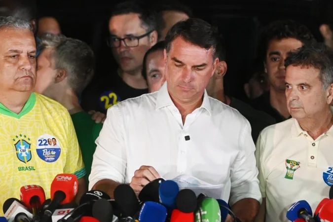 Flávio Bolsonaro muda expressão em carta após condenação de irmão