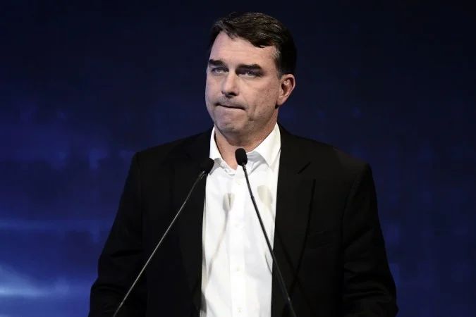 Flávio Bolsonaro discursando no seminário do PL