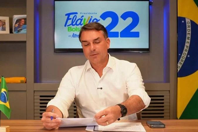 Flávio Bolsonaro em transmissão ao vivo