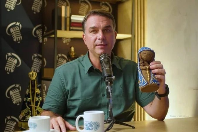 Flávio Bolsonaro segurando imagem de Nossa Senhora