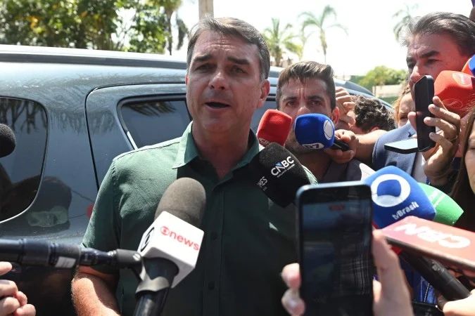 Flávio Bolsonaro em frente a condomínio onde Jair Bolsonaro cumpre prisão domiciliar