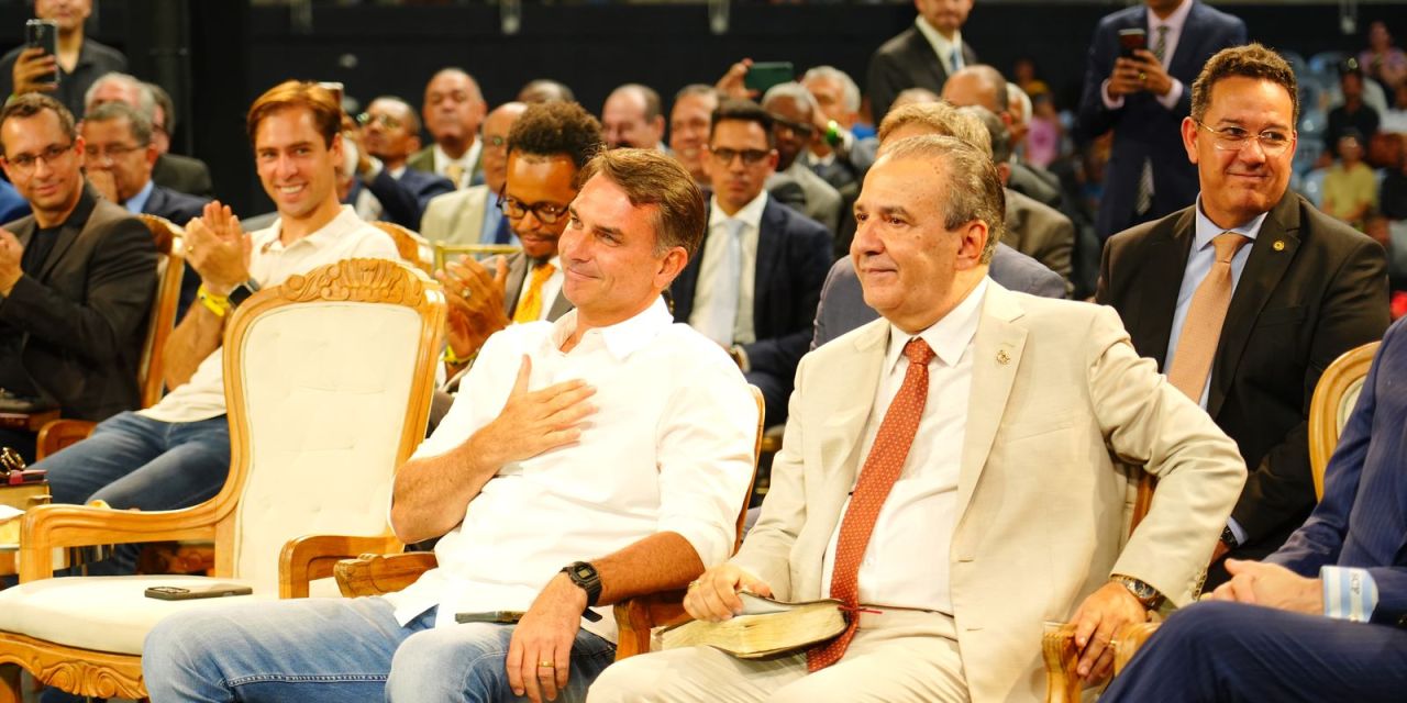 Flávio Bolsonaro discursa em encontro com prefeitos e vereadores em São Paulo