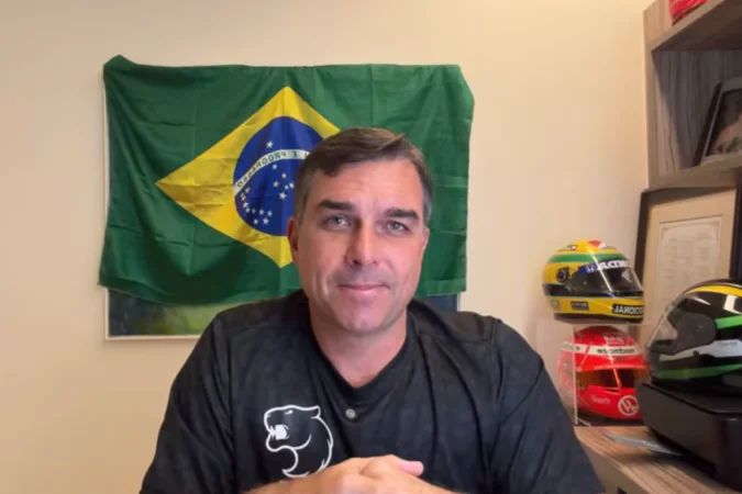 Flávio Bolsonaro em transmissão ao vivo