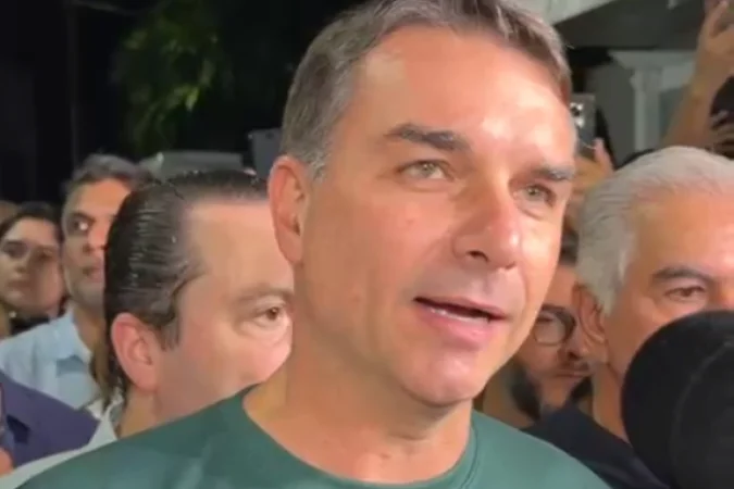 Flávio Bolsonaro em evento agropecuário ao lado de Eduardo Riedel