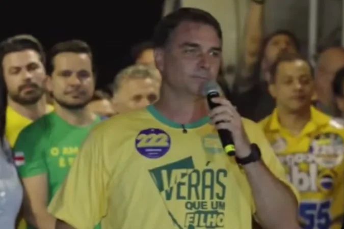Flávio Bolsonaro em almoço com apoiadores em Belém