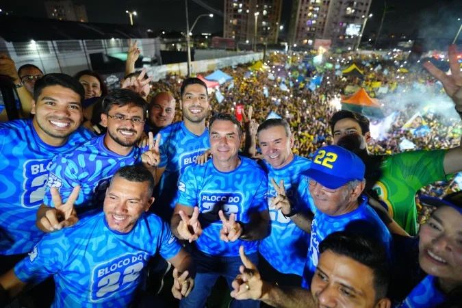 Flávio Bolsonaro discursando em Fortaleza durante evento de campanha