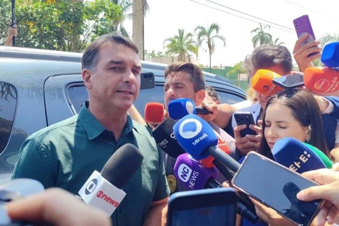 Flávio Bolsonaro chega ao condomínio onde Jair Bolsonaro cumpre pena em regime domiciliar