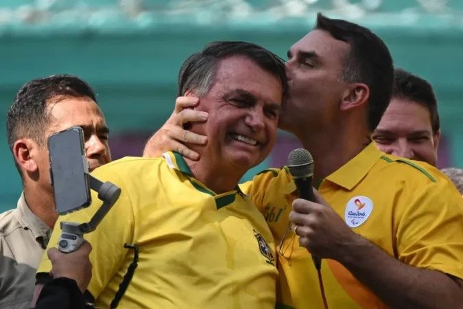 Flávio Bolsonaro chegando ao condomínio do pai em Brasília