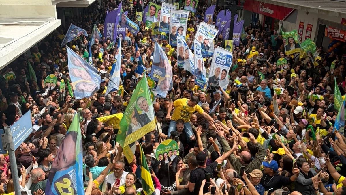 Flávio Bolsonaro em ato de campanha no local da facada em Juiz de Fora